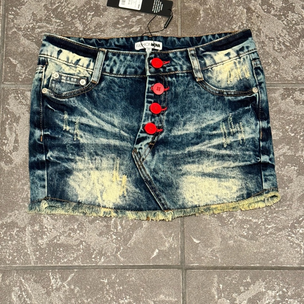 Fashion Nova Women's Misty Denim Micro Mini Skirt Medium Wash Denim Jeans XS NWT - Picture 5 of 8